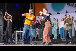 Res 22a UHo Ullrike Hortig singing and dancing